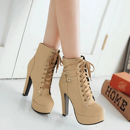 Chic und Stil | Lace-up boots with buckle