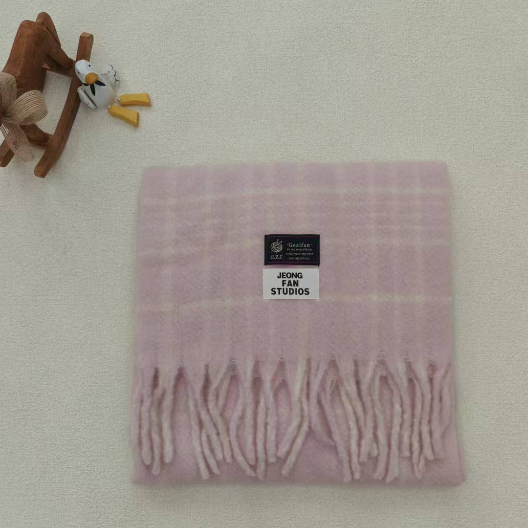 Classic checked wool scarf with fringes