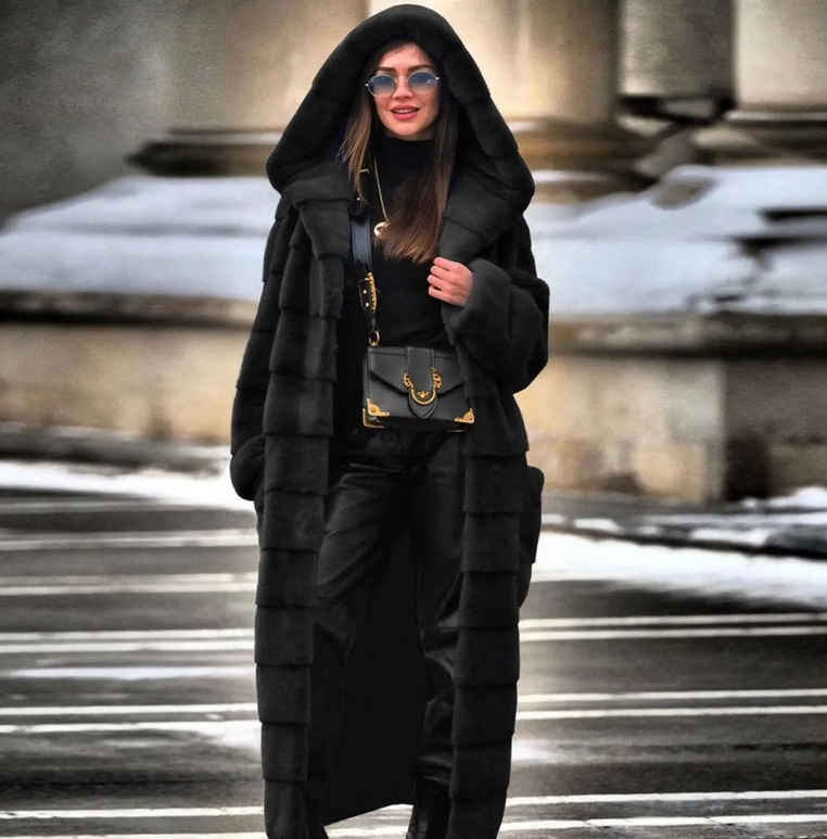 Long women's coat in faux fur with hood and padding