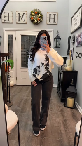 Chic Und Stil | Knitted Sweater with Graphic Design Soft and Warm Unique Design