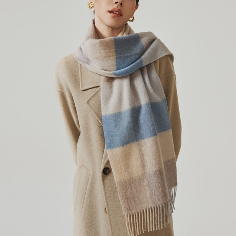Classic scarf made of 100% wool with fringes