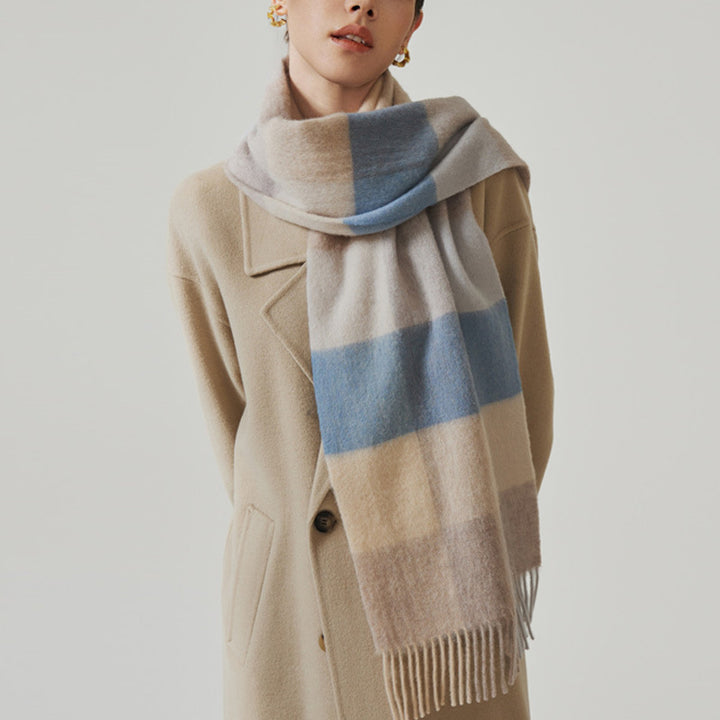 Classic scarf made of 100% wool with fringes