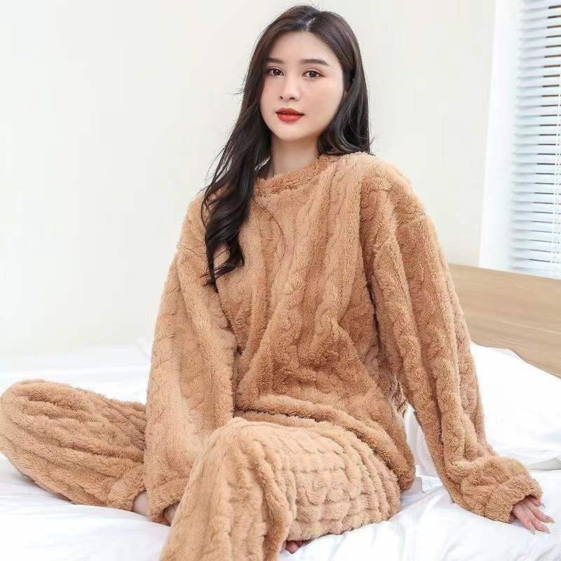Women's house suit made of flannel, long and warm