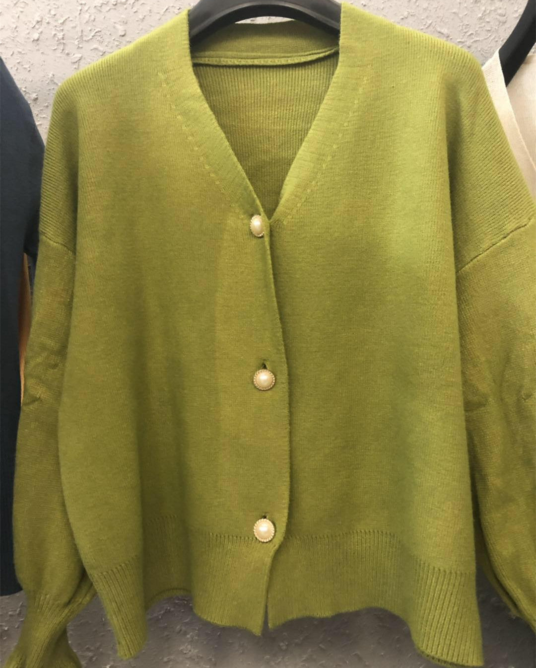 Cardigan pour femme avec des boutons en perles élégants Chic & Stil