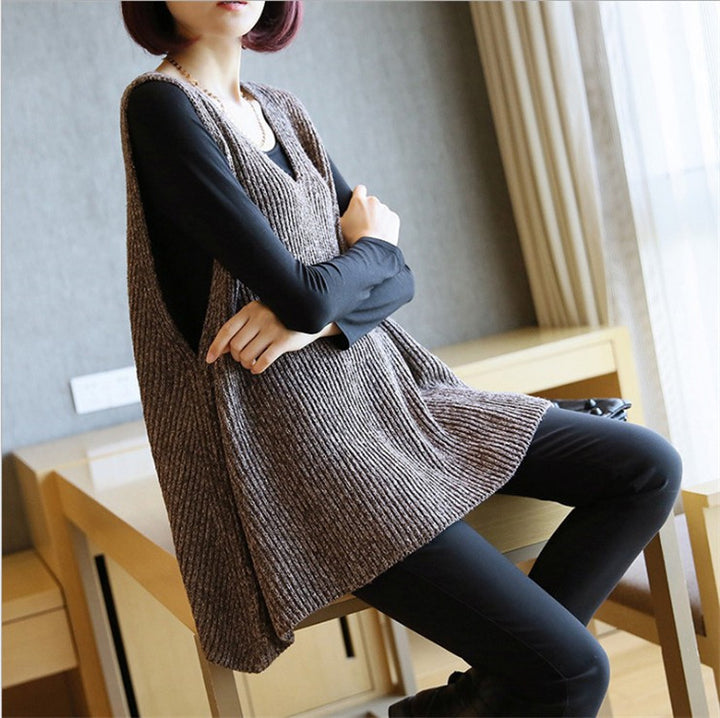 Knit Tank Top Woman with V-neck and Light Silhouette Lune London
