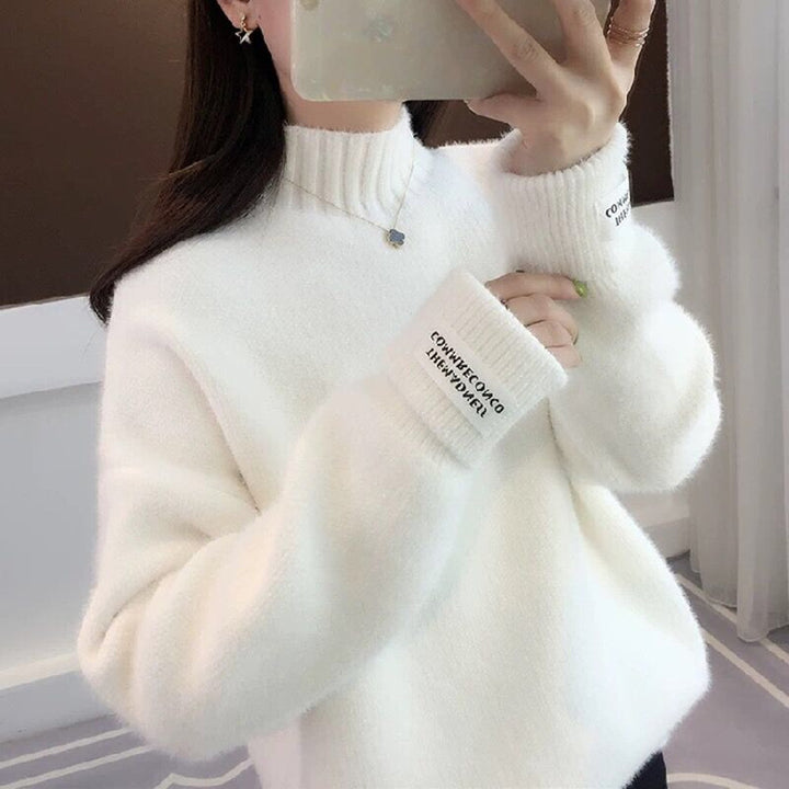 Pull féminin à la mode avec col haut et design texturé Chic & Stil