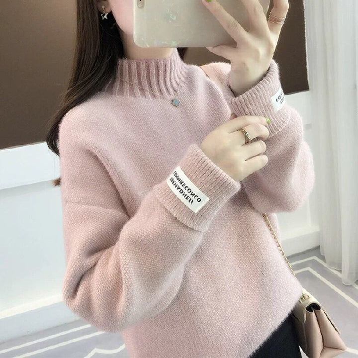Pull féminin à la mode avec col haut et design texturé Chic & Stil