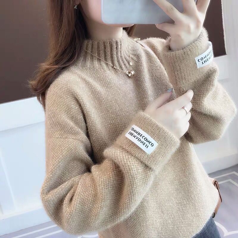 Pull féminin à la mode avec col haut et design texturé Chic & Stil