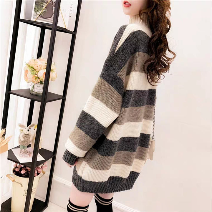 Pull à col montant confortable pour femmes avec un motif rayé à la mode Chic & Stil