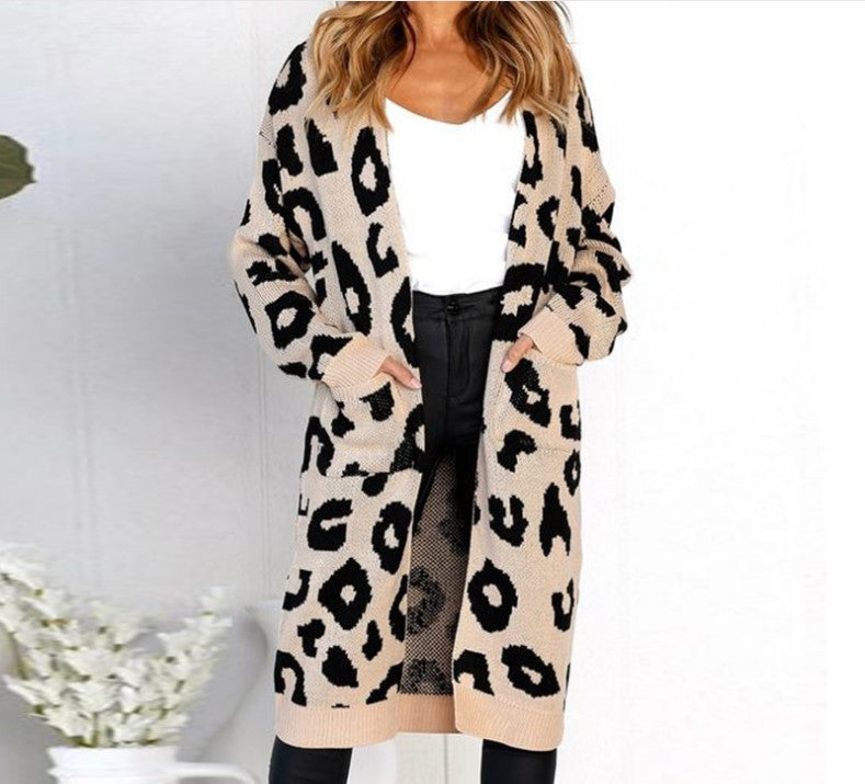 Thick knit cardigan for women with leopard pattern and practical pockets Lune Londonl