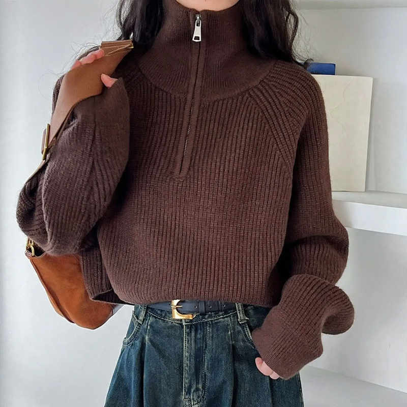 Short women's knitted sweater with zipper
