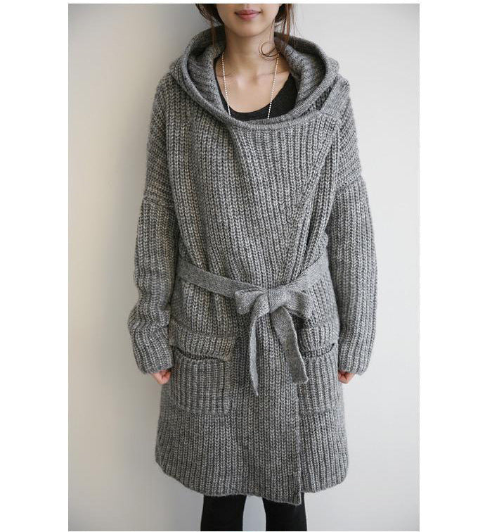 Ladies thick knitted coat with practical pockets and fashionable belt Lune London
