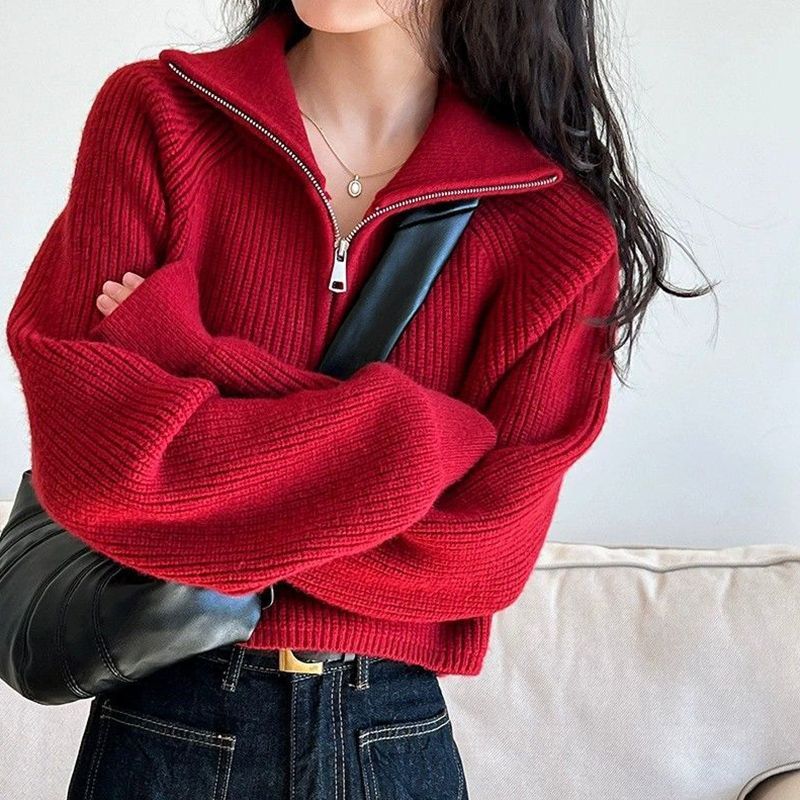 Short women's knitted sweater with zipper