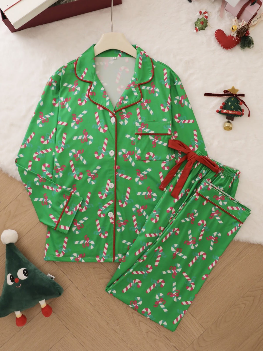 Fashionable tracksuit set with long sleeves and pants