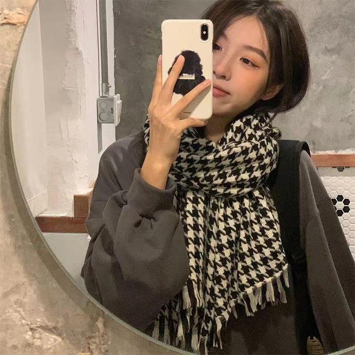 Houndstooth scarf with fringes