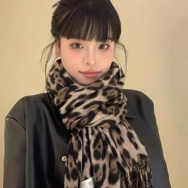 Retro scarf with leopard pattern, 190x35 cm