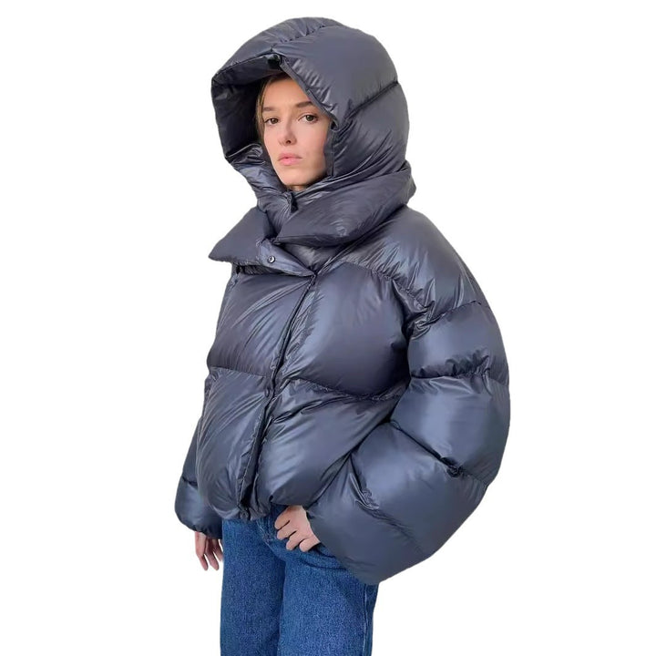 Short women's padded jacket in streetwear style with hood