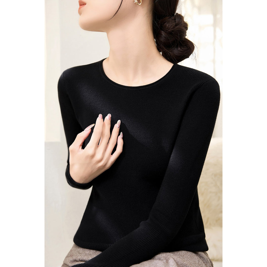 Slim fit knitted sweater with round neck