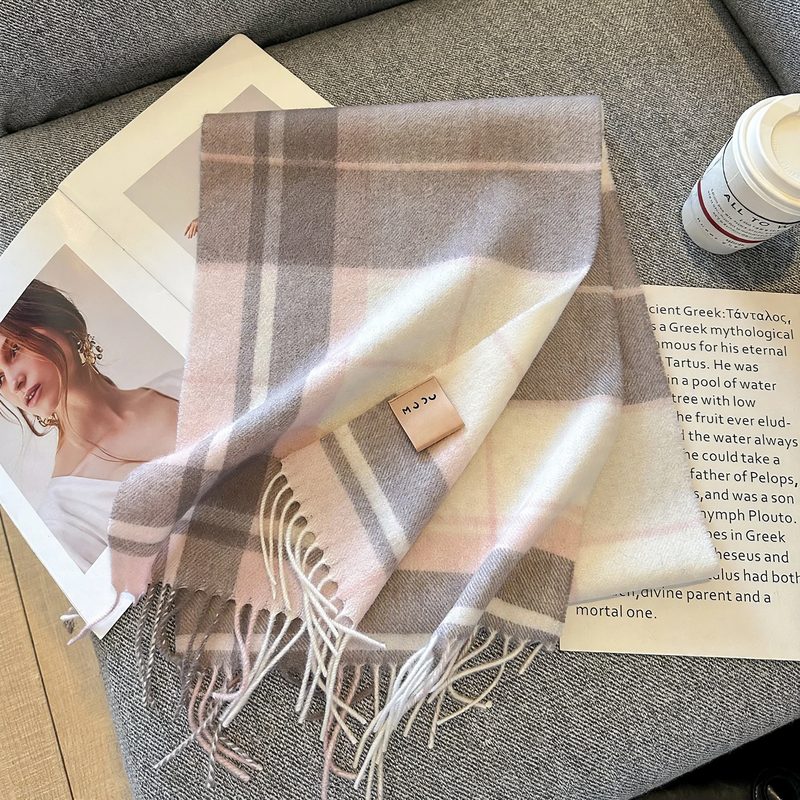 Classic wool scarf with check pattern