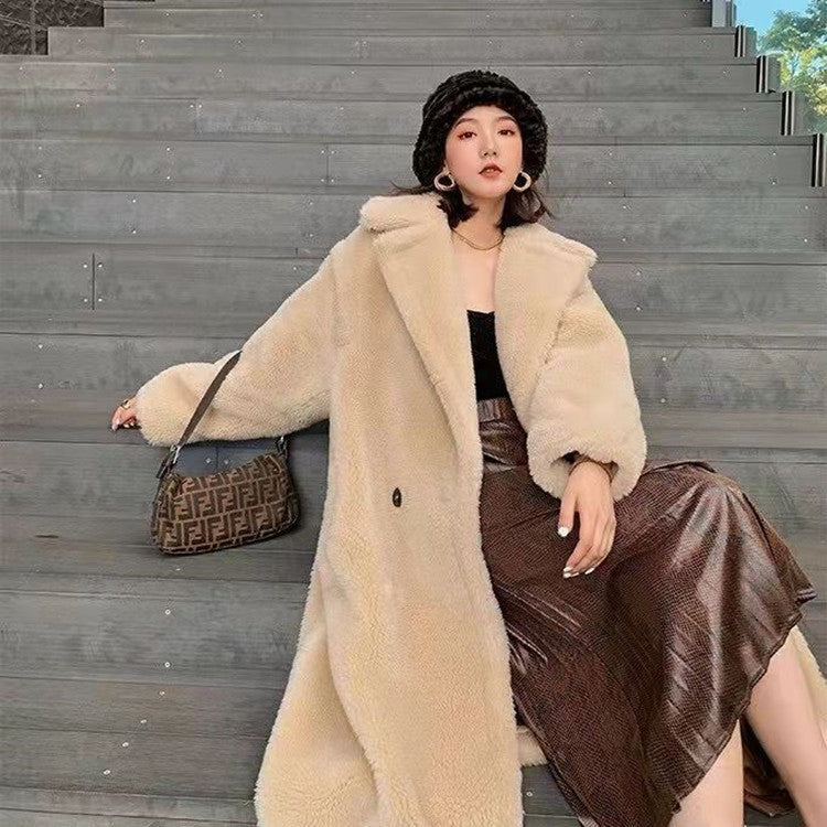 Loose women's winter coat in teddy look