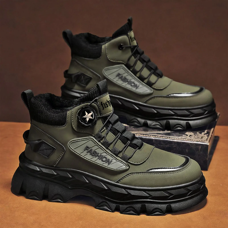 Padded men's boots with twist lock