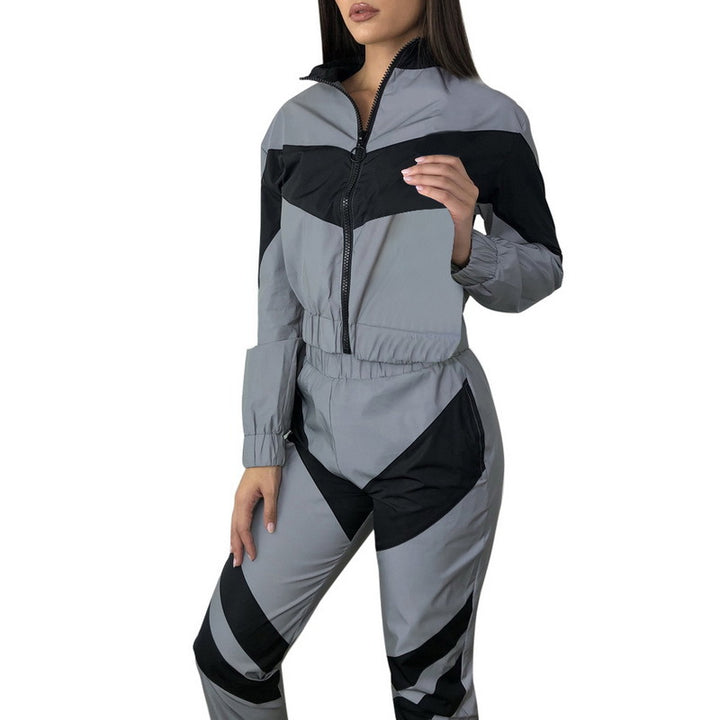 Ladies sports tracksuit with contrasting color accents and a sporty cut Lune London