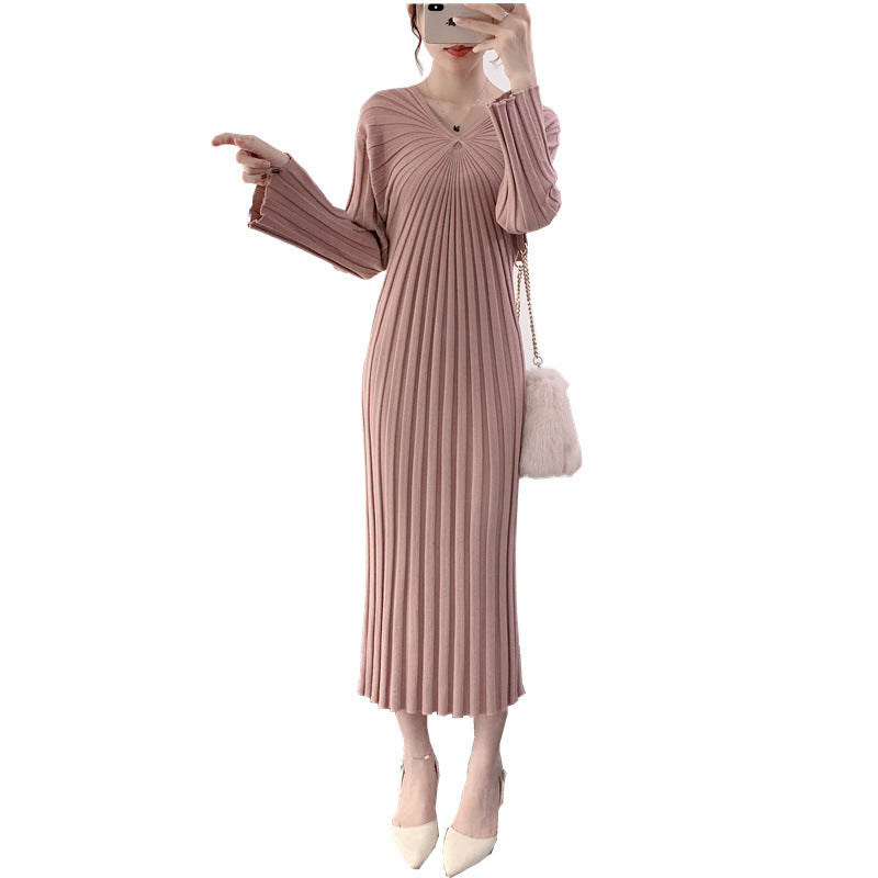 Robe longue en tricot pour femmes avec des plis élégants et un col en V Chic & Stil