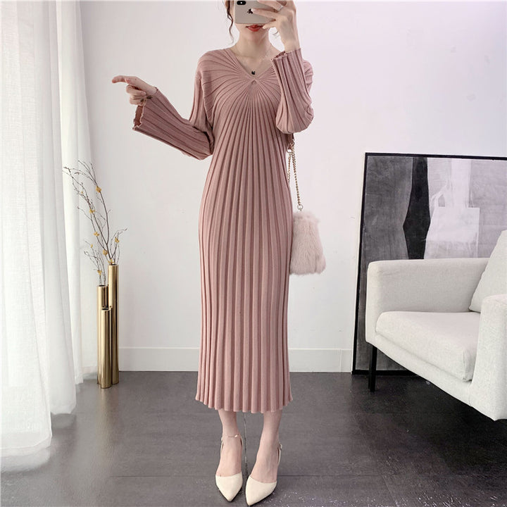 Robe longue en tricot pour femmes avec des plis élégants et un col en V Chic & Stil