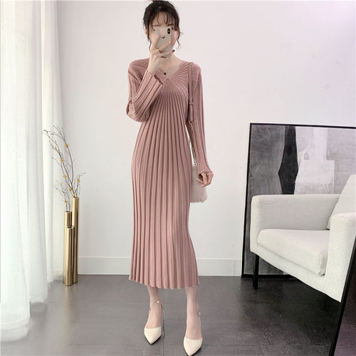 Robe tricotée pour femmes avec des plis et un élégant col en V Chic & Stil