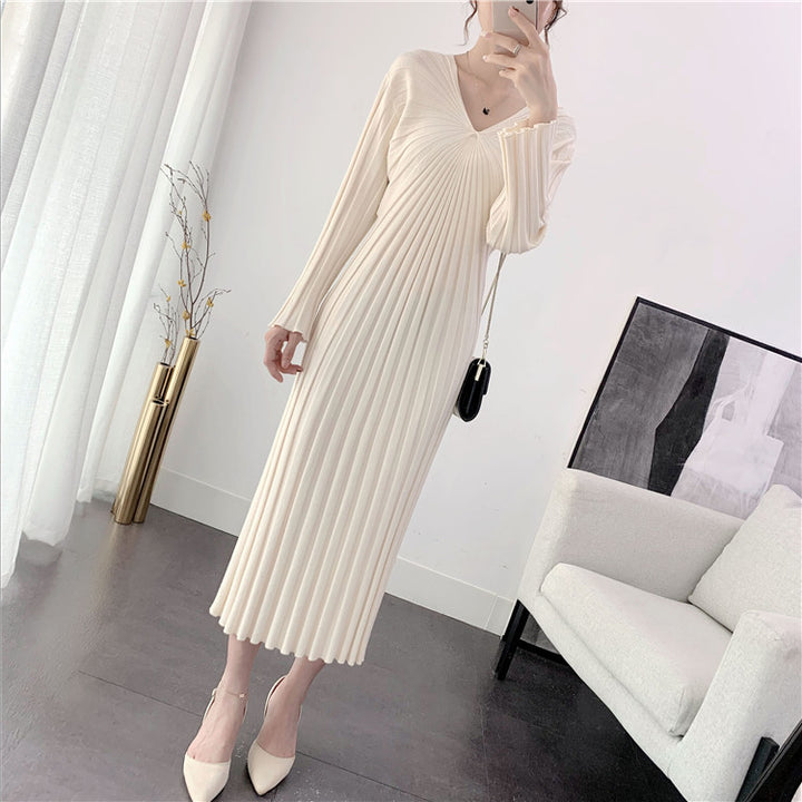 Robe longue en tricot pour femmes avec des plis élégants et un col en V Chic & Stil