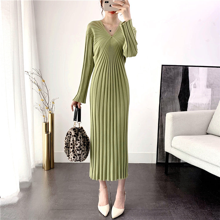 Robe longue en tricot pour femmes avec des plis élégants et un col en V Chic & Stil