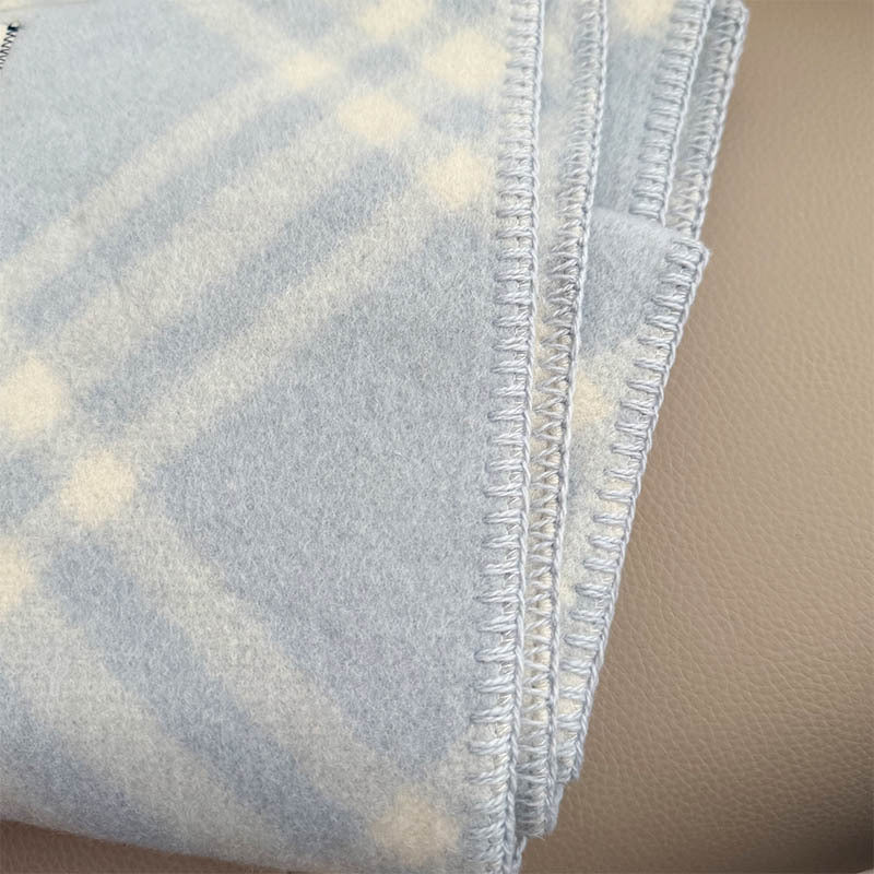 Wool scarf with geometric pattern