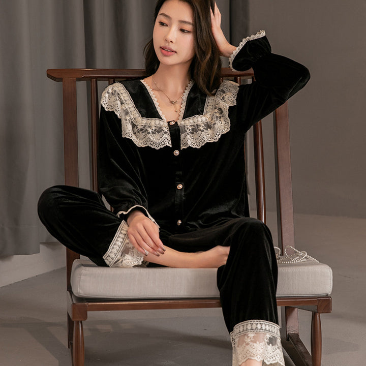 Pair-house suit made of gold velvet, long-sleeved