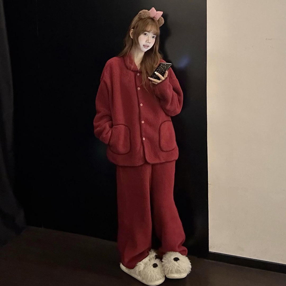 Women’s house suit in red, padded, for the Christmas season