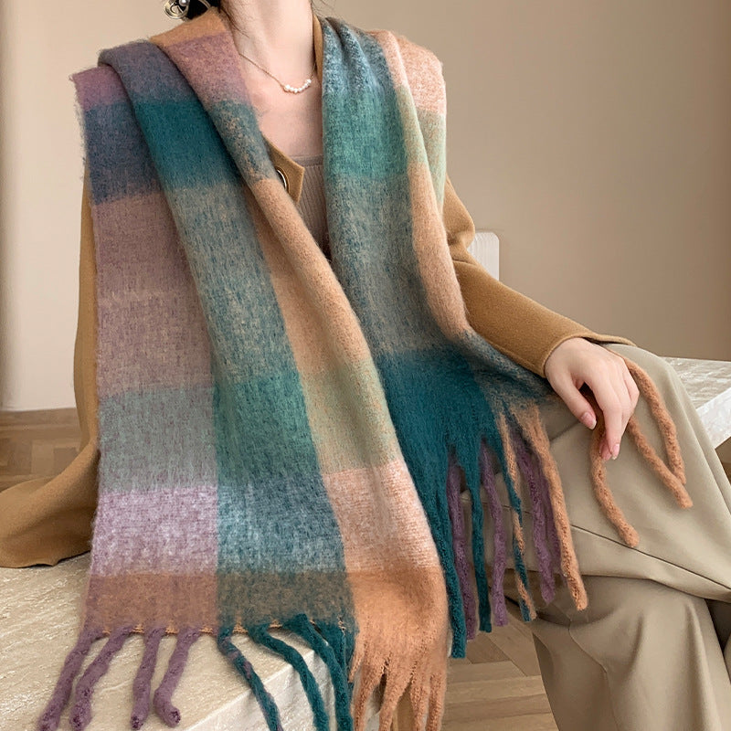 Padded scarf with check pattern and fringes