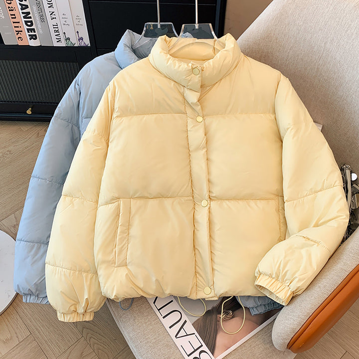 Short women's quilted jacket in a loose fit