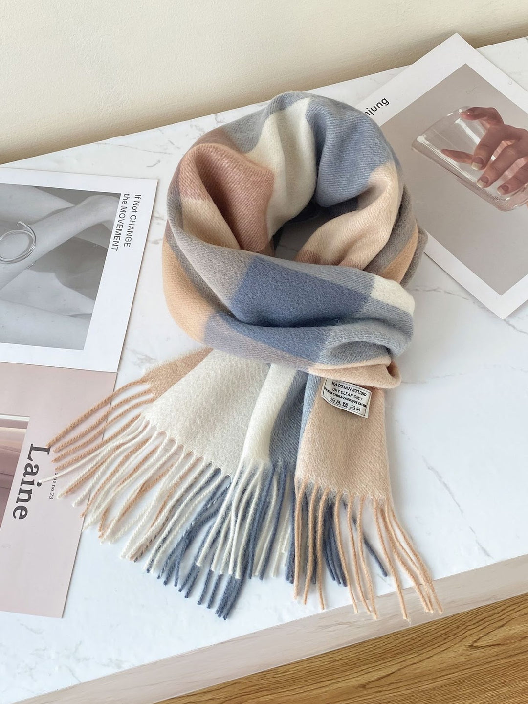 Checkered wool scarf with fringes, 188x30 cm