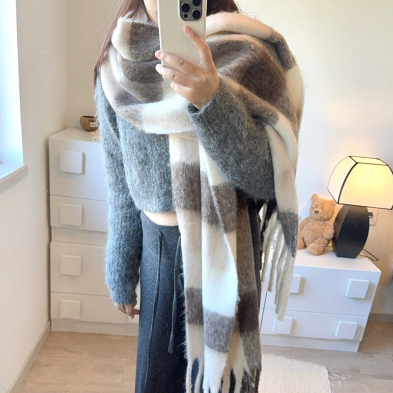 Warmer scarf made of soft yarn, long and versatile