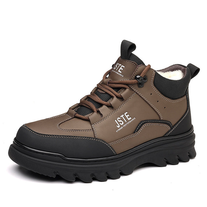 Men's winter boots made of leather with lamb fur lining