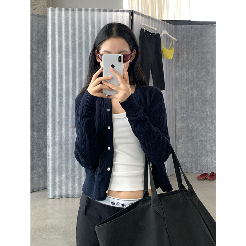 Women's cardigan with cable pattern and round neckline