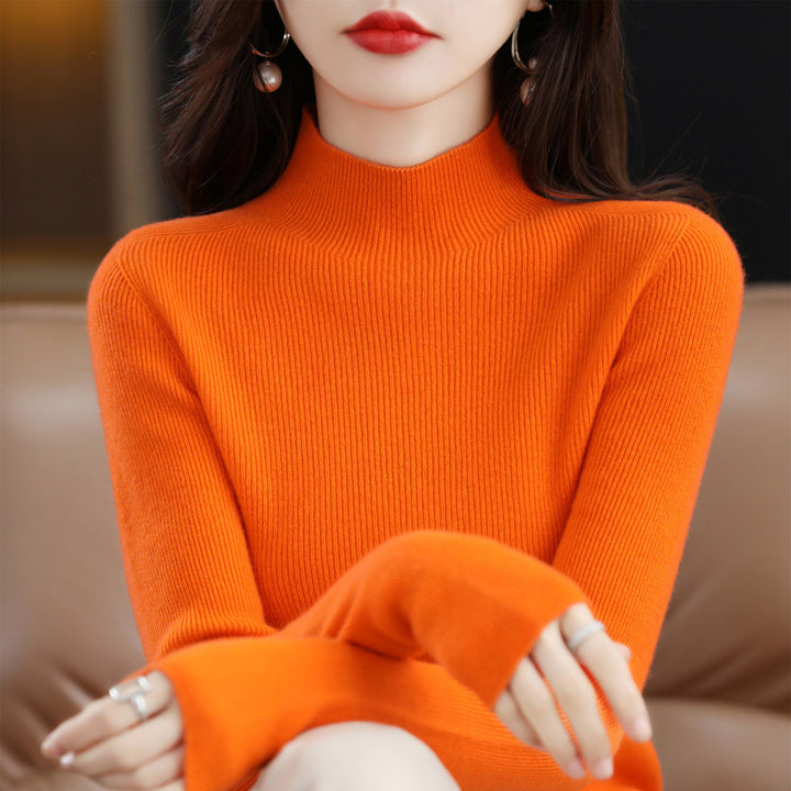 Seamless women's sweater made of 100% wool, close-fitting
