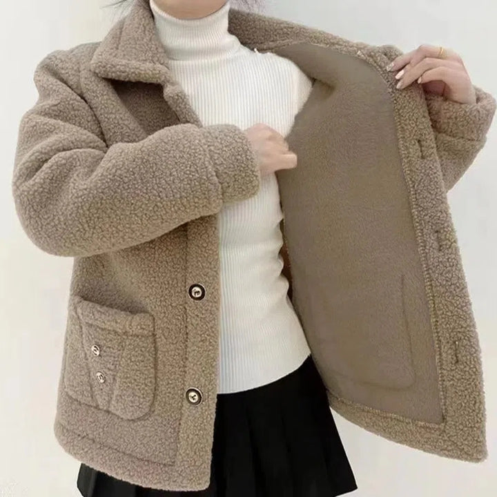 Fleece-lined women's jacket in teddy look
