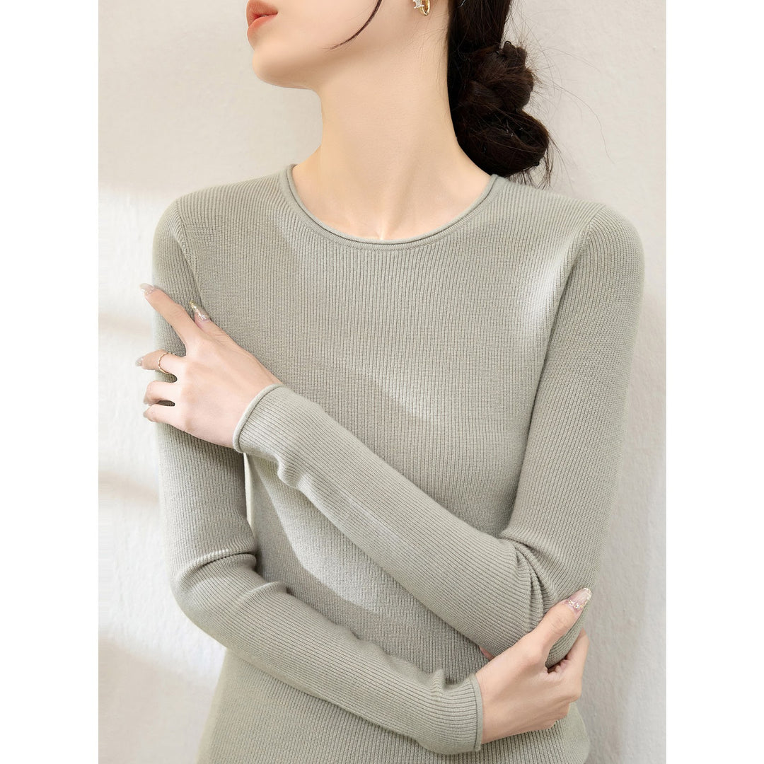 Slim fit knitted sweater with round neck