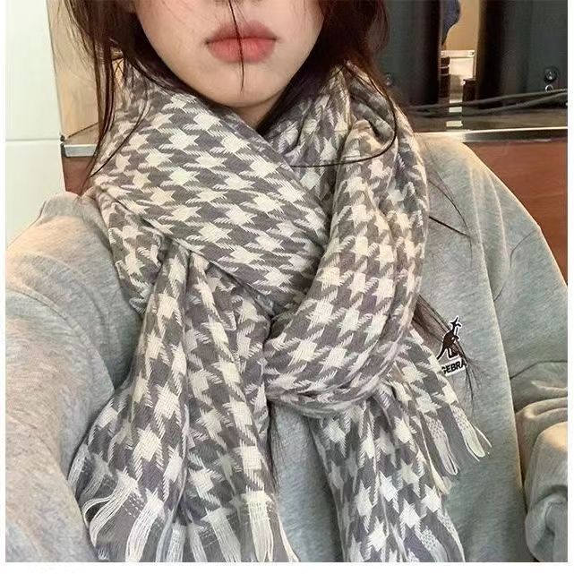 Houndstooth scarf with fringes