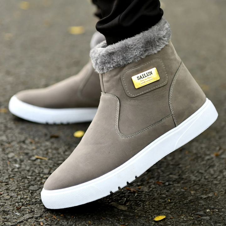 Insulated men's winter boots with non-slip sole