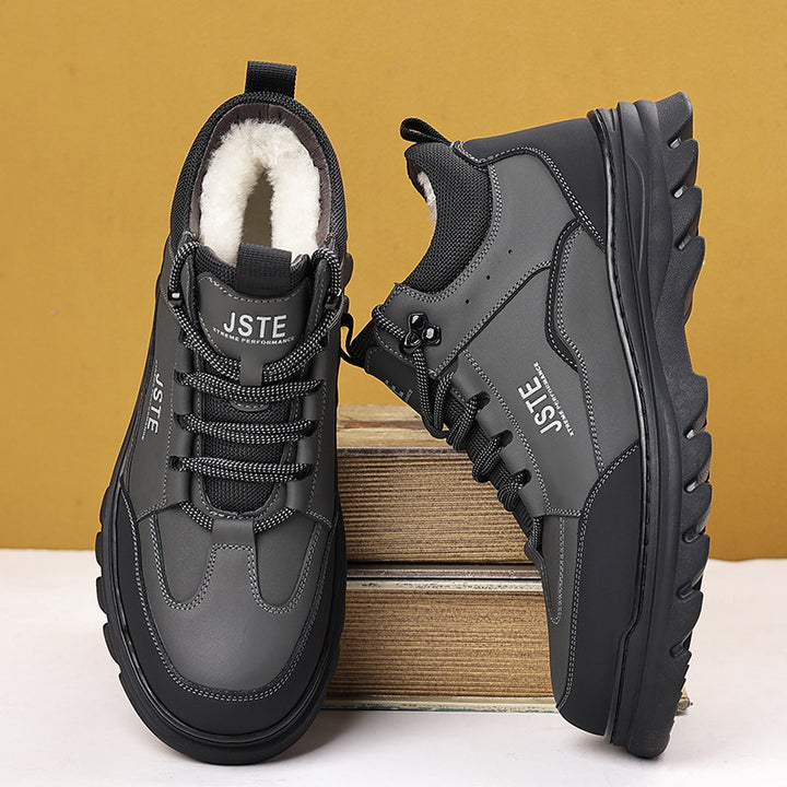 Men's winter boots made of leather with lamb fur lining