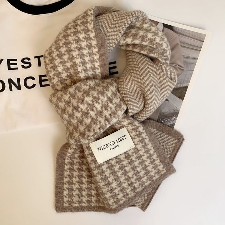 Knitted scarf with houndstooth pattern