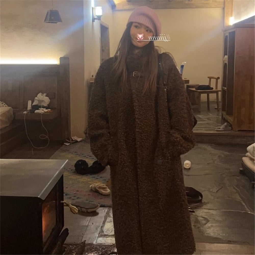 Long women's coat made of lamb fleece imitation with stand-up collar