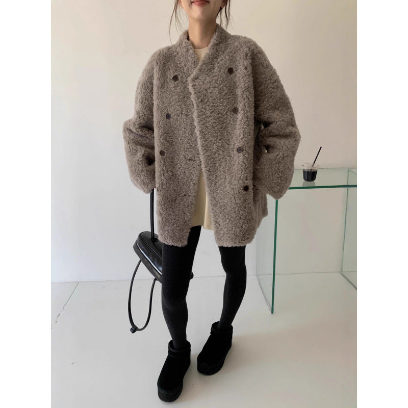Mid-length coat made of 100% virgin wool with double-breasted closure