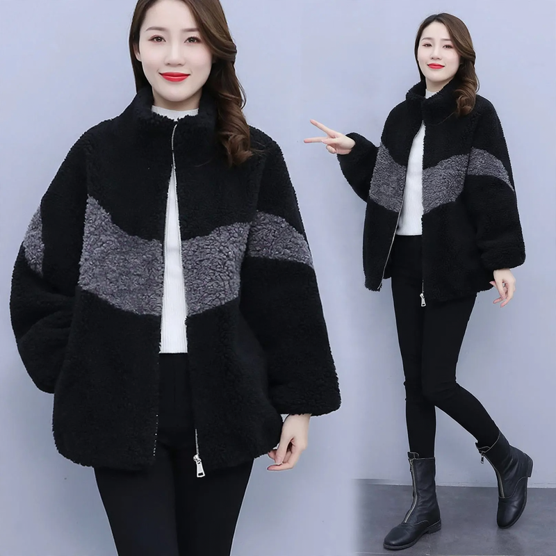 Fashionable coat with lamb fleece inserts